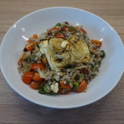 Mediterraner Graupen-Salat mit Ofen-Feta