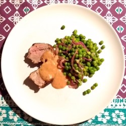 Schweinefilet in Dattelsoße an Erbsensalat